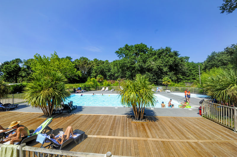 campingplatz mit schwimmbad und liegestühlen