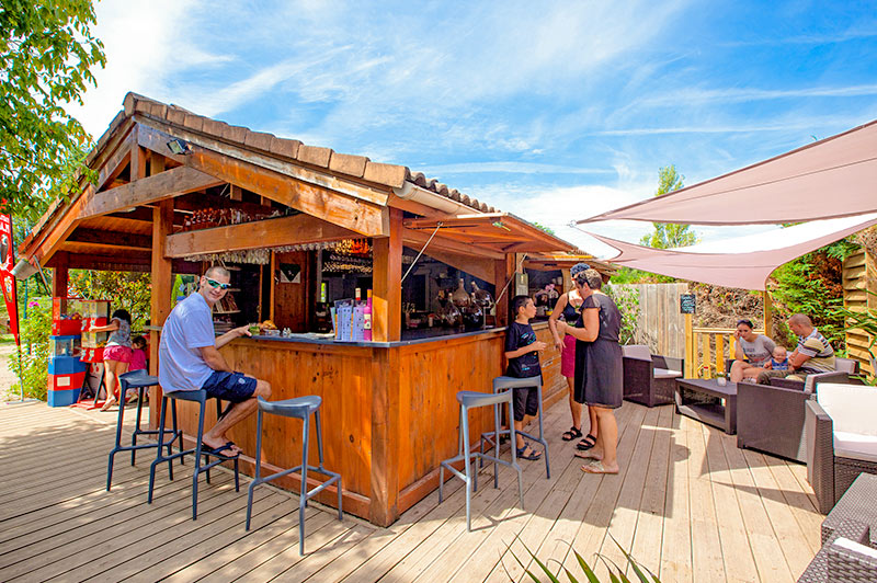 Terrasse der Bar Gaststätte Campingplatz la clairiere